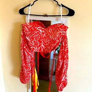 Nice crop top color orange. Nice to wear with jeans